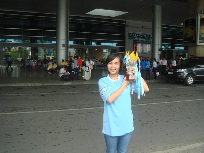 Hồi đầu tháng 6, khi Kompany đến Việt Nam, có rất nhiều fan nữ ra tận sân bay để đón thủ quân Man Xanh.